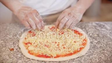 真正的意大利香肠比萨饼，烹饪方法，意大利厨师用他的手指用面团做真正的意大利比萨饼，洒在上面。